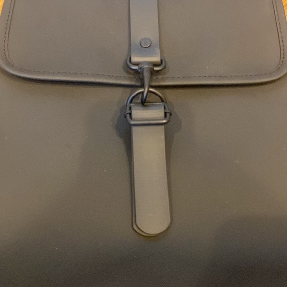 NWOT Rains Bucket Bag Backpack - Picture 3 of 6